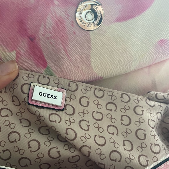 Guess - Picture 5 of 7